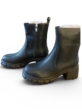Women's Black Textured Lace-Up Chunky Boots
